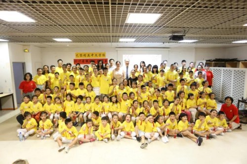 杨进公参与参加汇演的学生、教师等合影。