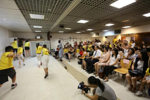 　观看学生们表演。