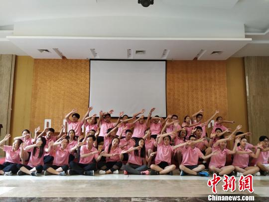 营员们共同唱响中国著名歌曲《茉莉花》?！×窒?摄