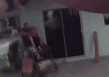 美警察近距离连开18枪 同时打死劫匪和人质被声讨