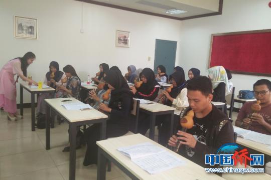 图为营员们在上葫芦丝课。　罗诗庆　摄