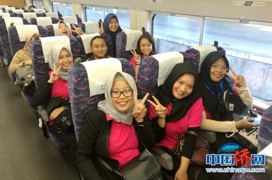 图为营员们体验中国高铁。　罗诗庆　摄