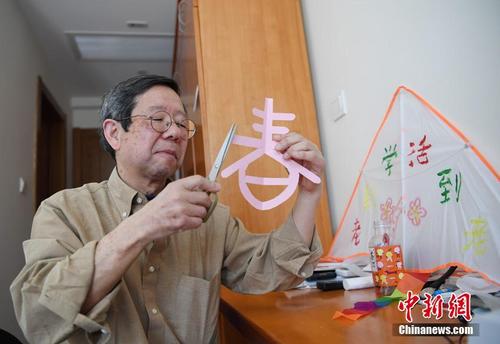 中国侨网资料图：日本七旬“读书郎”入读中国高校学汉语，加纳正司在宿舍剪纸，他说他很喜欢中国的文化。张瑶 摄