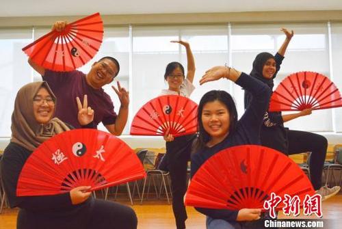 资料图：2018年6月26日，印尼高校学生体验“趣味中国”。