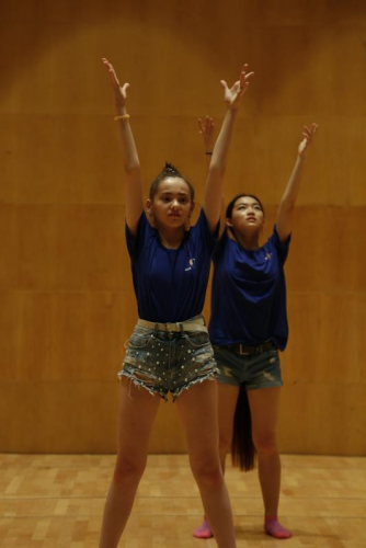 正在跳舞的选手们。