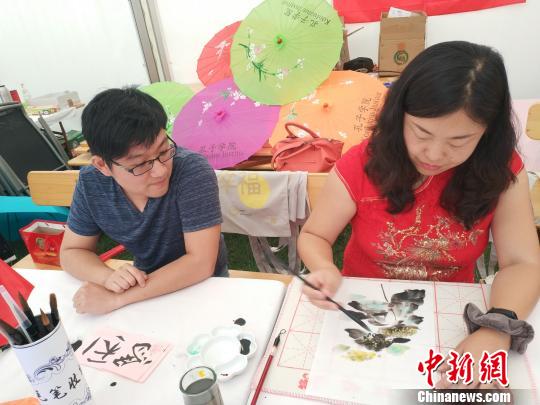 绘中国画。奥迪孔院供图