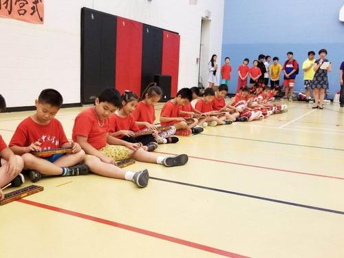 中国侨网孩子们在进行珠算表演。