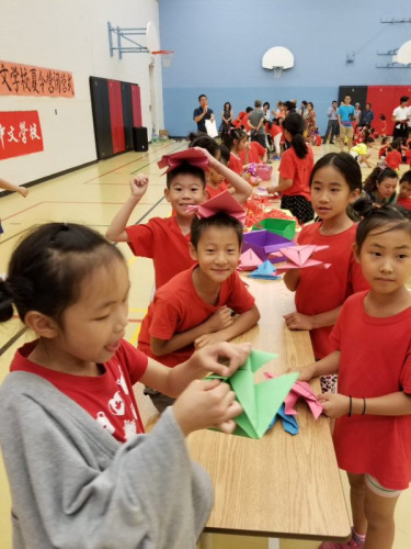 孩子们在折纸花。