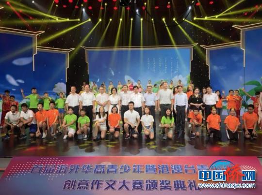 作文大赛颁奖典礼现场?！√锢?摄