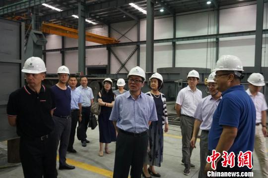 图为中国侨联副主席李卓彬考察海归企业 李伟强 摄