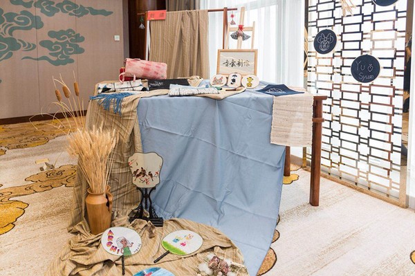 活动现场，台湾同学精心展示实习作品