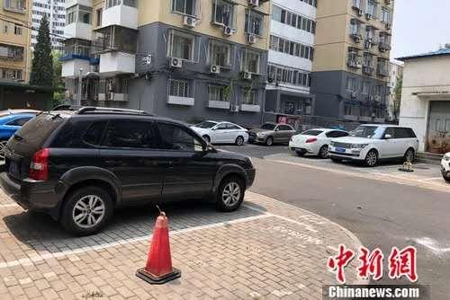 北京某小区内停在停车位或小区路边的车。<a target='_blank' href='http://www.chinanews.com/' >中新网</a>记者 程春雨 摄