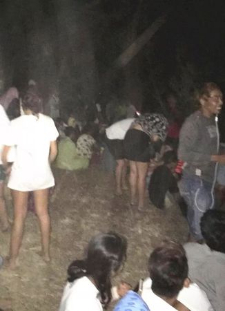 印尼龙目岛7级强震 40多名中国人被困山顶待救援 