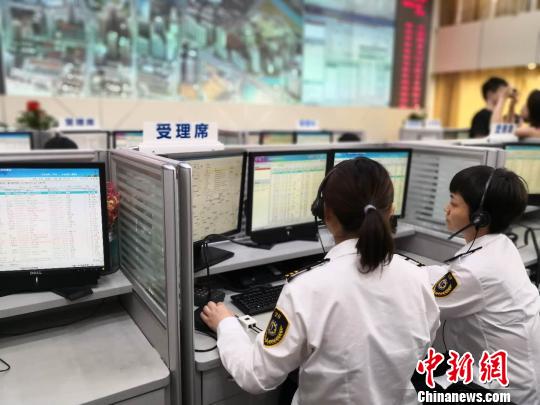 当下正值高温天，上海市120日均出车2500次，数量比平时高出11%。　陈静 摄