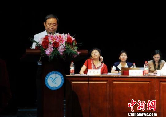 李照国教授在发言?！∩旰?摄