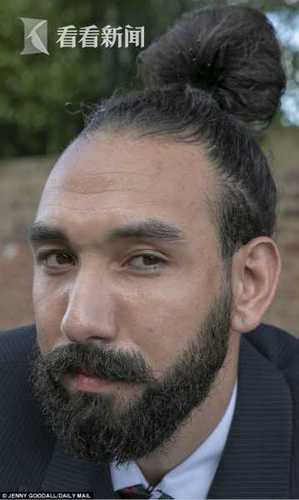 英国一男子扎丸子头被解雇 控诉英航性别歧视