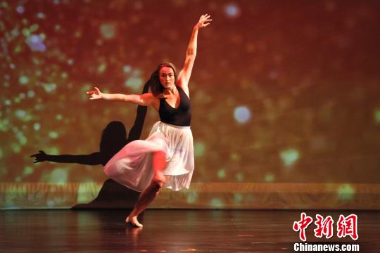 加拿大伯灵顿艺术家表演的独舞《An Excerpt》?！∮嗳鸲?摄
