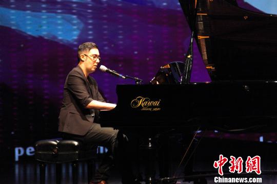 加拿大表演者献演钢琴弹唱。　余瑞冬 摄