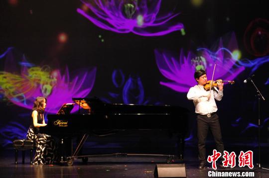 小提琴钢琴协奏《梁?！?。　余瑞冬 摄