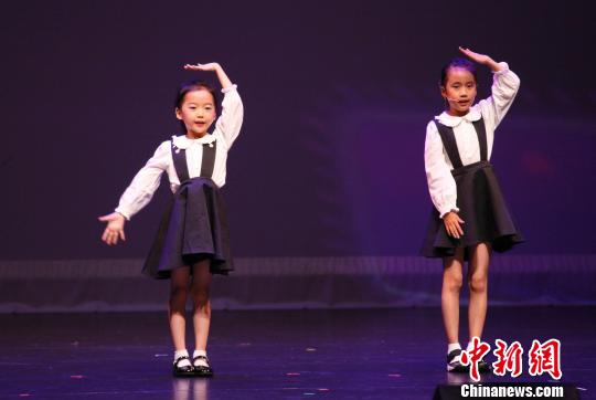 小演员们表演《音乐之声》?！∮嗳鸲?摄