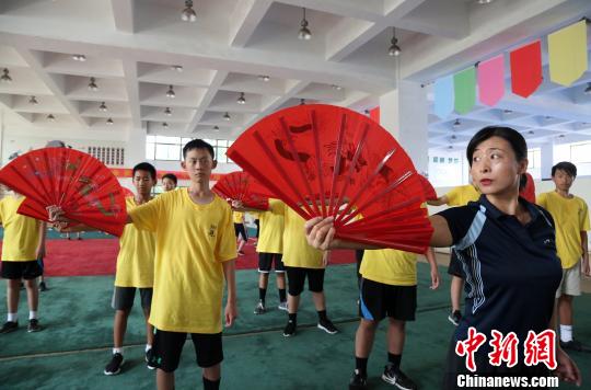 他们还将赴趵突泉、大明湖、曲阜、烟台山、蓬莱阁等地参观。张玉雷 摄