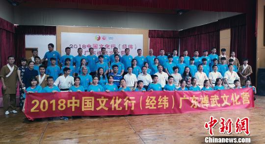 学员与主办方、承办方代表合影 沈钊 摄