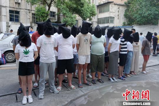 被抓获的嫌疑人。乐山警方供图