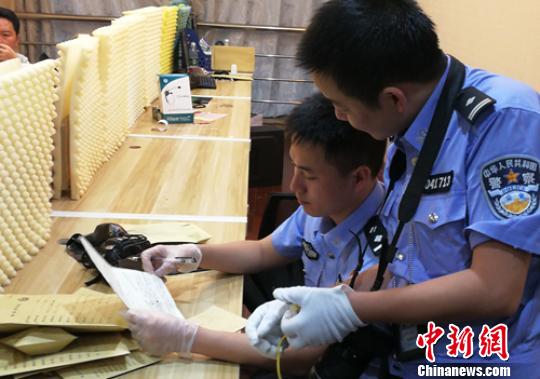 刑侦人员正在现场收集证据。乐山警方供图