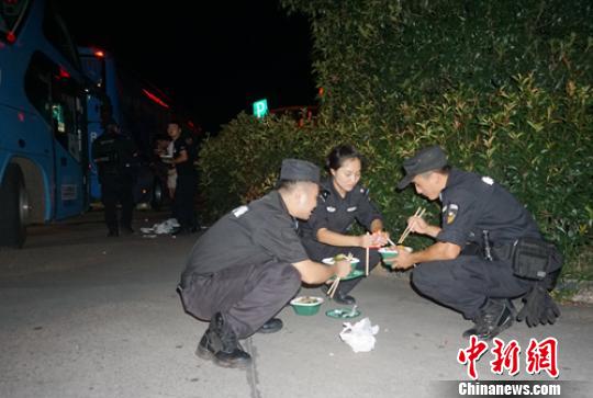 抓捕行动路边简单的晚餐。乐山警方供图