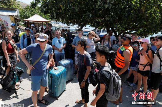 据外媒报道，印尼地方旅游局代表称，印尼发生地震的龙目岛附近的吉利群岛上，正在疏散出1200名游客。印尼西努沙登加拉省旅游局局长Muhammad Faozal说：“我们无法将游客一次性撤离，因为船上的位置不够。游客希望离开吉利岛，这可以理解，他们正处于恐慌之中。”当地时间8月5日晚，印尼西努沙登加拉省龙目岛东北部发生里氏7.0级强震，震中位于该岛北部陆地，震源深度15公里。印尼官方随后发布海啸预警，2小时后解除预警。目击者称，地震非常剧烈，旅游胜地巴厘岛上有震感。最新消息显示，地震遇难人数达142人，200多人重伤。地震导致数千栋房屋被毁，龙目岛电力供应中断。