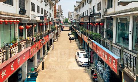 32-1 空无一人的街巷、关张倒闭的瓷器店、纷纷转行撤离的画师……泡沫被刺破之后，景德镇的“大师瓷”市场陷入了历史的冰点?！吨泄弥芸芳钦?郭芳 摄