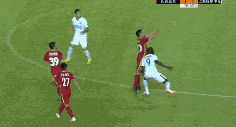 登巴·巴与谭天澄冲撞。图片来自微博