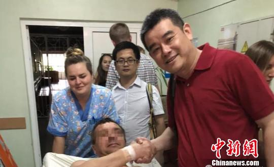 手术后，何奔教授与乌克兰患者合影。　陈静 摄