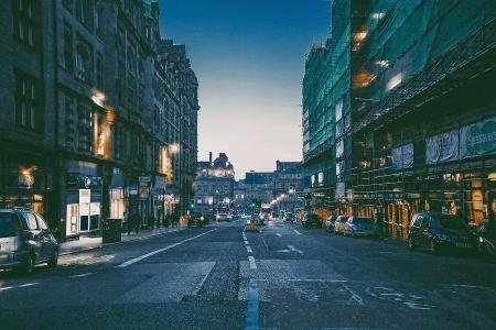 疑似北大女生在英国超市偷东西被抓 网友们吵疯了