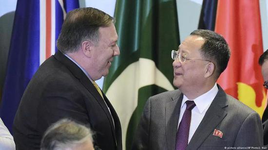 ▲8月4日，新加坡东亚合作系列外长会议期间，美国国务卿蓬佩奥与朝鲜外相李勇浩握手寒暄。（美联社）