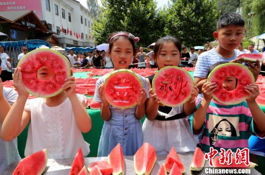 小朋友们啃秋迎立秋 王中举 摄