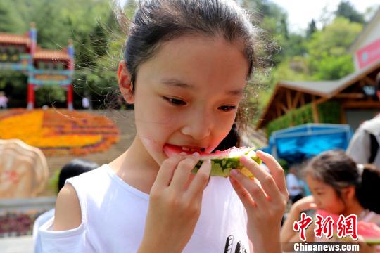 吃瓜啃秋 王中举 摄