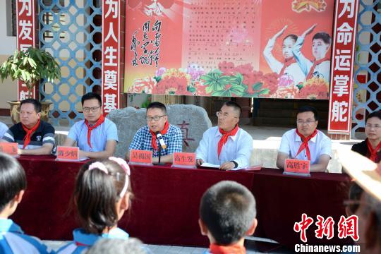 安定区黑山中心小学帮扶活动现场。　张金川 摄