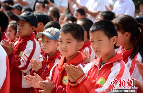 参加捐赠活动的通渭榜罗小学学生。　张金川 摄