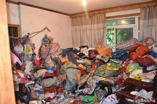 女子家中堆放大量垃圾被起诉:16人花1天清出30车