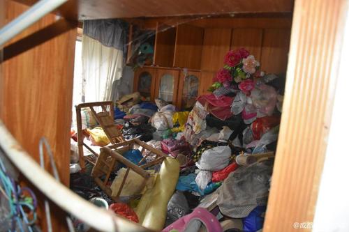 女子家中堆放大量垃圾被起诉:16人花1天清出30车