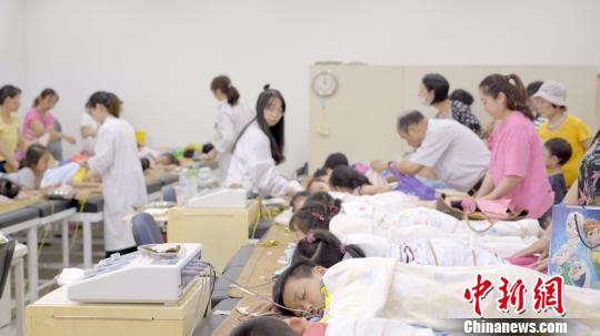 高温下申城患者骤增医护练就“特殊本领”成“超人”