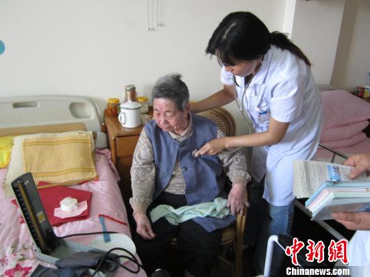 家庭医生们冒着酷暑，走街串巷为老年签约患者进行体检和慢病随访?！≤缝?摄