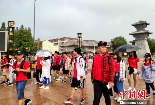 闽台客家青年学生来到黄帝故里参观。何凌霄 摄