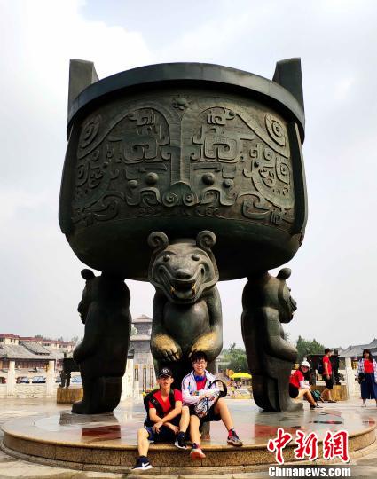 营员与“有熊鼎”合影留念。何凌霄 摄