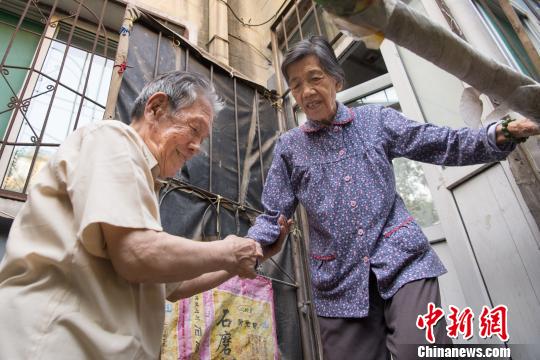 耄耋夫妇从娃娃亲到钻石婚：爱情是平安和气过一生