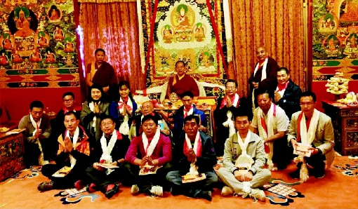 慰问团一行与班禅额尔德尼·确吉杰布合影
