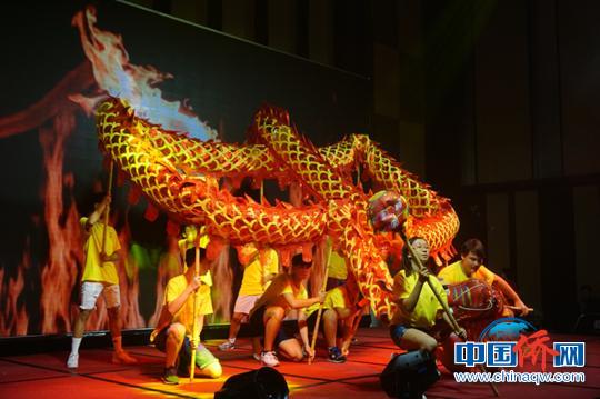 舞龙表演 魏佳文 摄