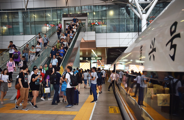 乘客陆续登上C2581次复兴号高铁