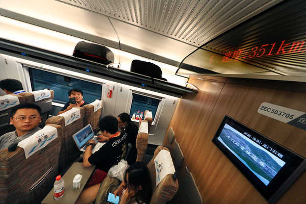 C2581次复兴号高铁列车达到时速350公里每小时